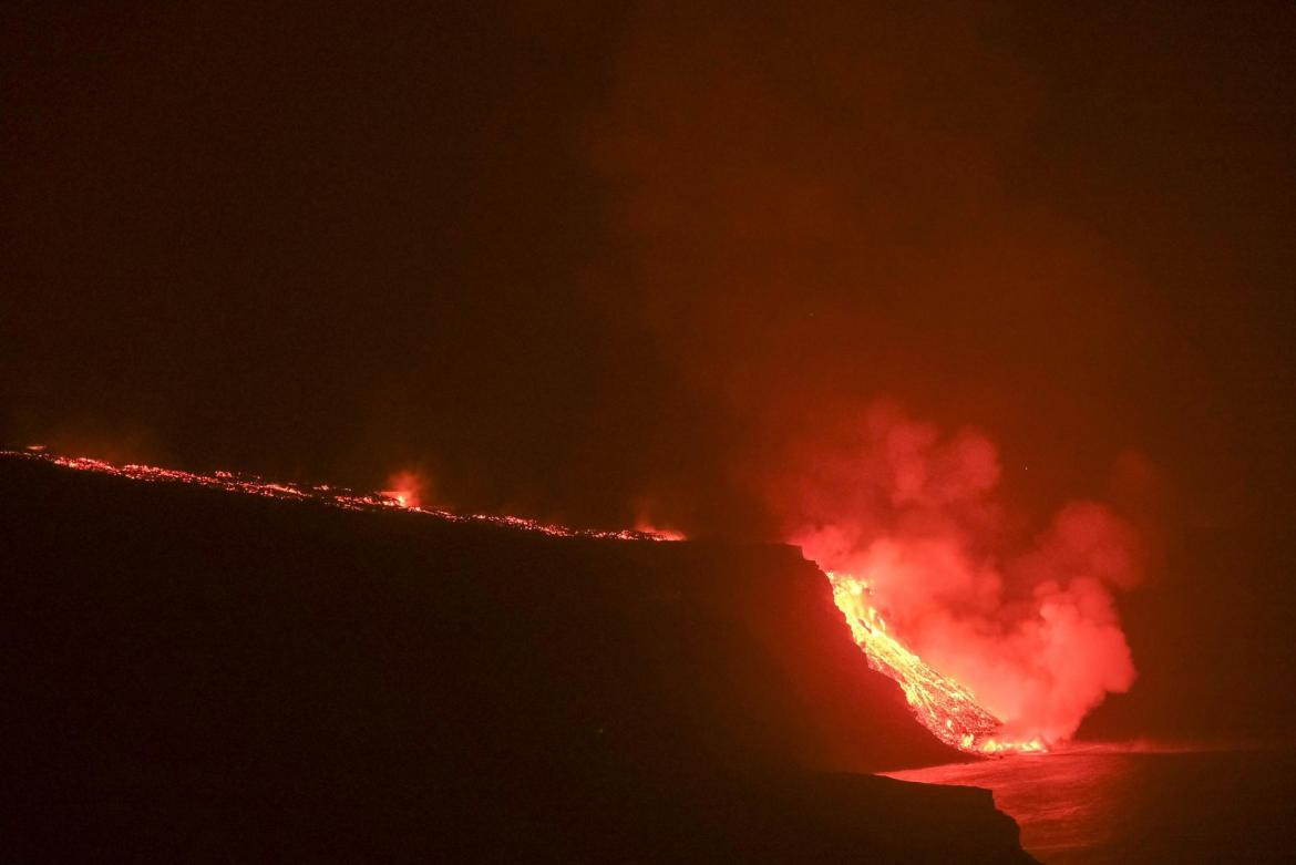 La lava comienza a invadir el mar, España, EFE