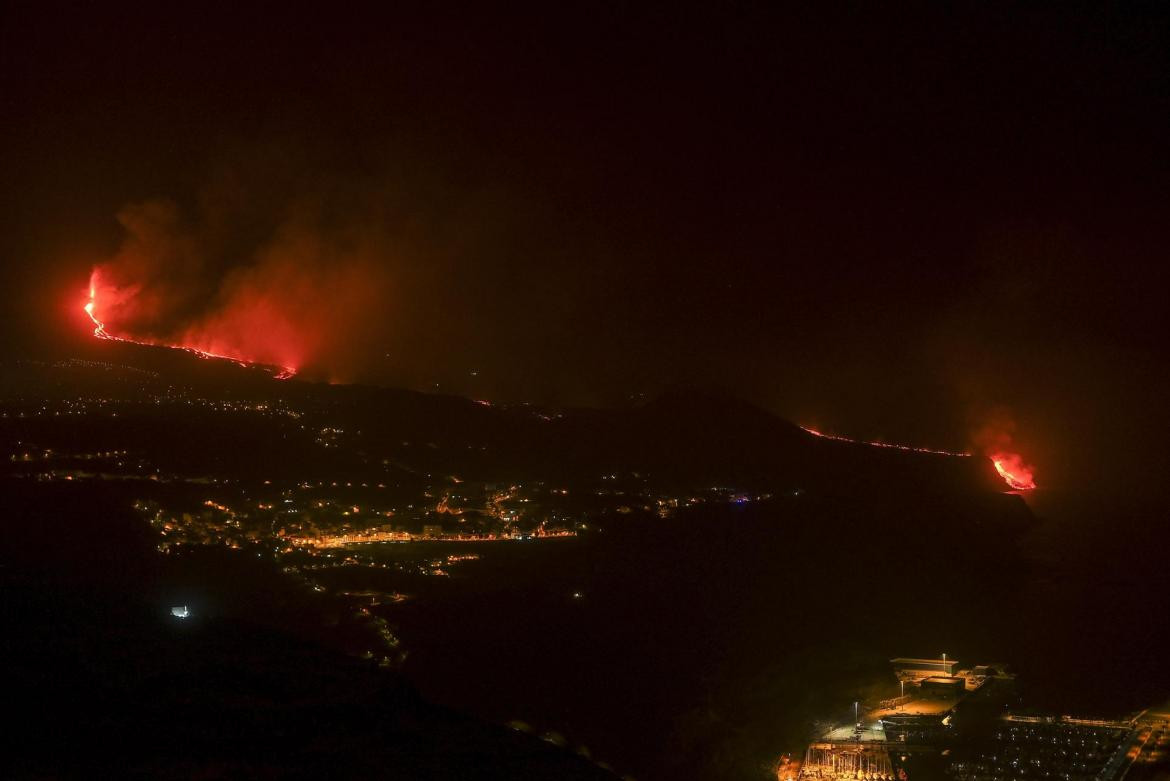 La lava comienza a invadir el mar, España, EFE