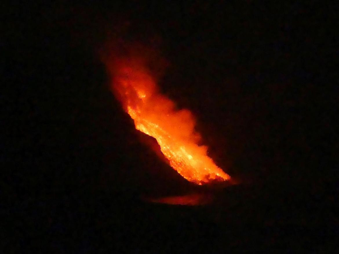 La lava comienza a invadir el mar, España, EFE