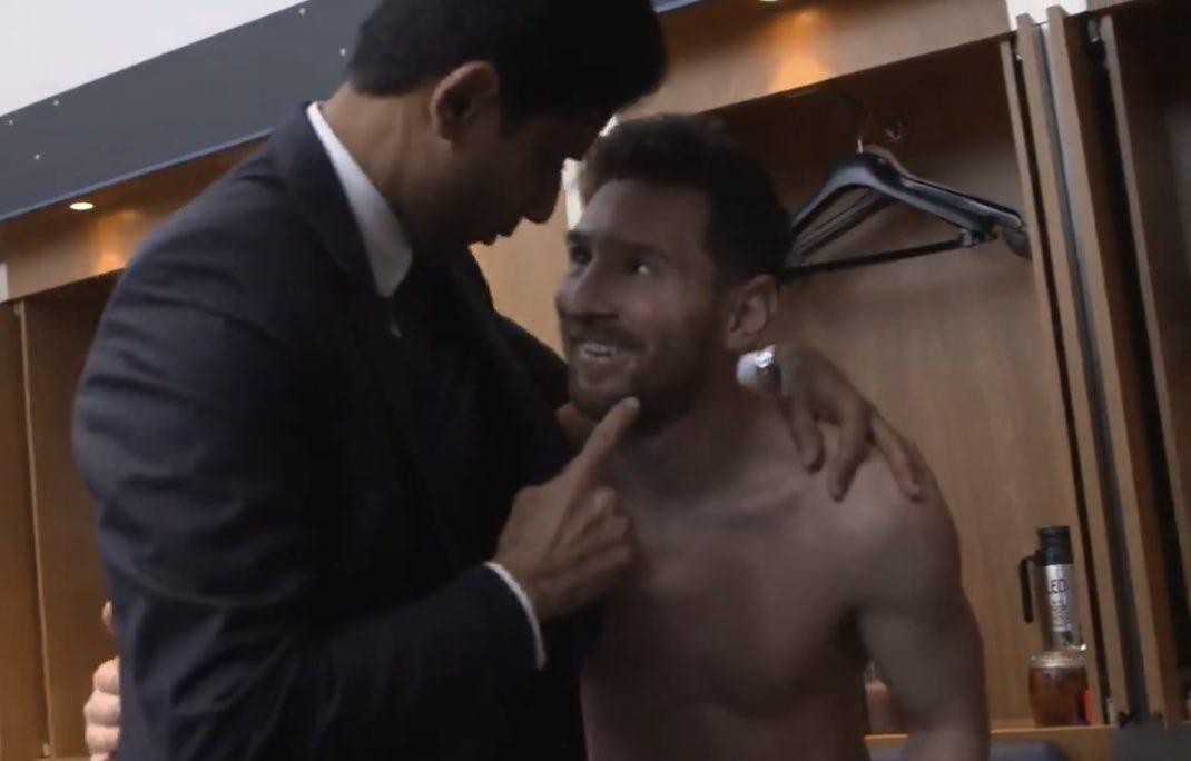 Saludo del presidente del PSG, Nasser Al-Khelaïfi, a Messi tras el gol ante Manchester City