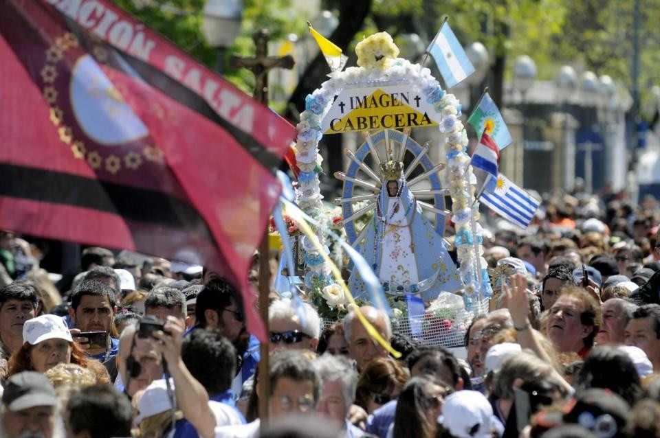 La imagen de la Virgen acompañando a los fieles