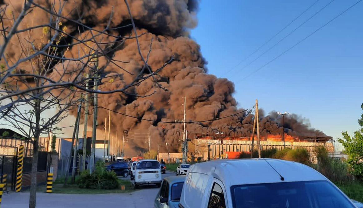 Voraz incendio en el Parque Industrial de Quilmes, NA