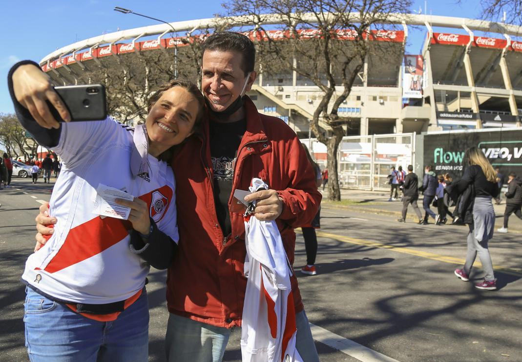 Regreso de los hinchas al estadio en el Superclásico. Foto: NA.