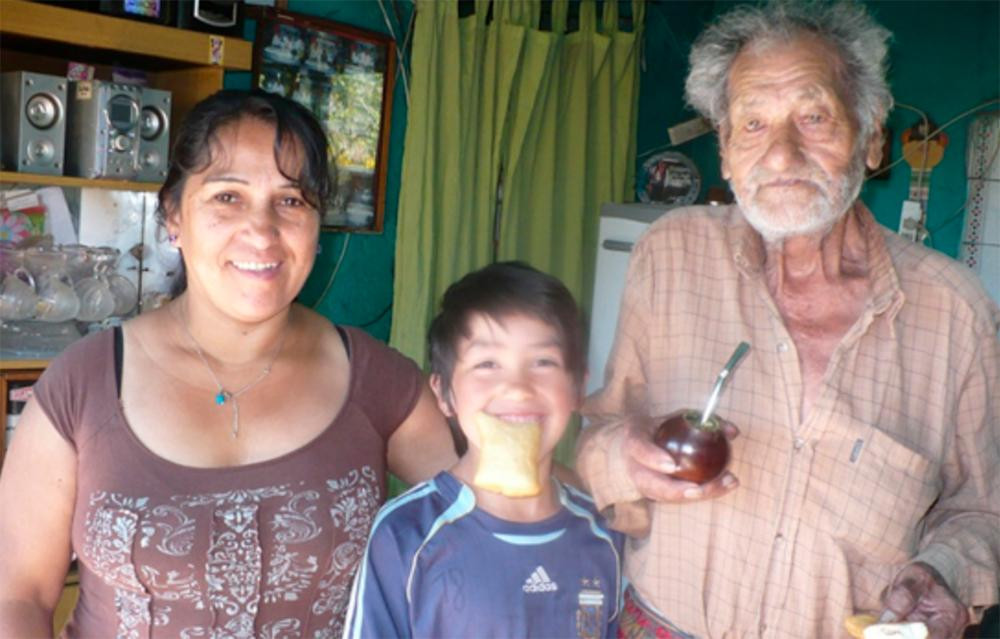 Celestino Quijada junto a su esposa y uno de sus hijos, fotografiado en 2015