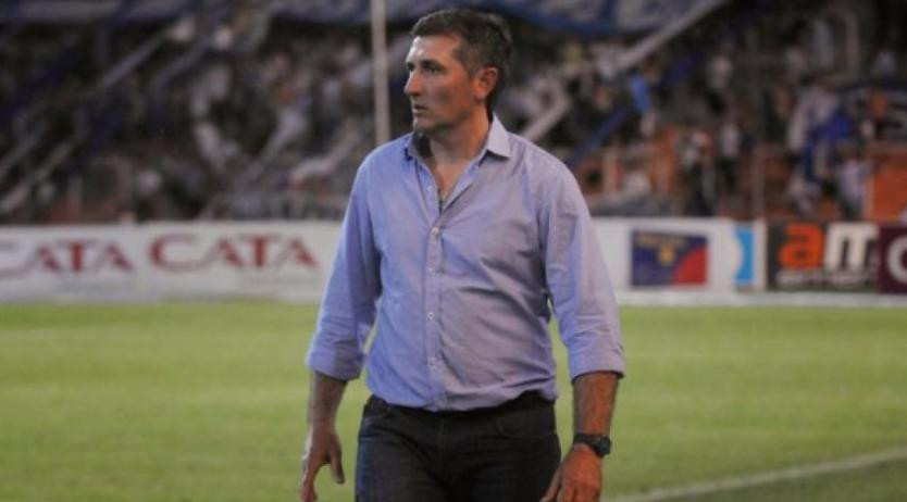 El técnico de Olimpo, Carlos Mayor, NA