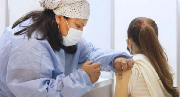 El Gobierno formalizó la aprobación de la vacuna de Moderna en niños mayores de 12 años