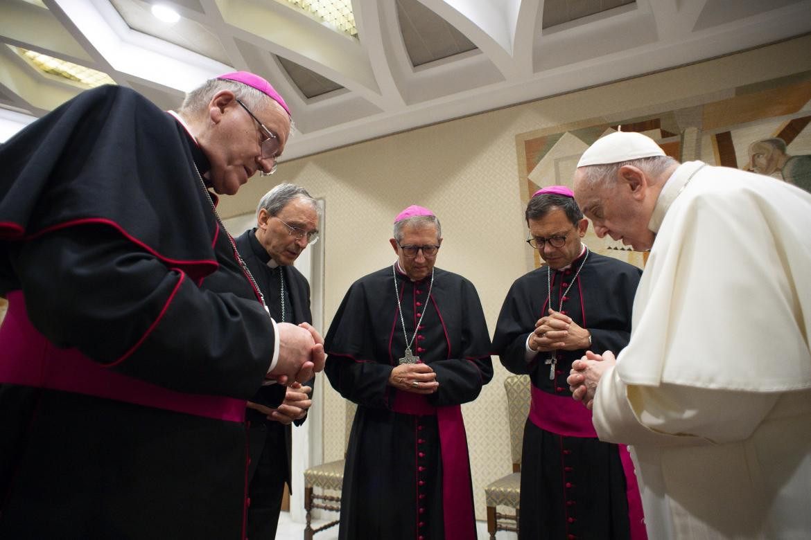 Papa Francisco con los cardenales, Vaticano, Reuters