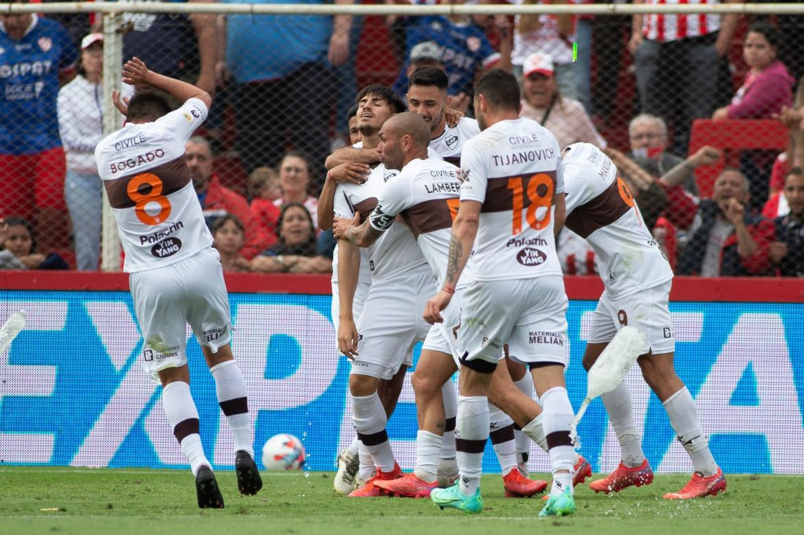 Festejo de Platense ante Unión por la Liga Profesional de Fútbol