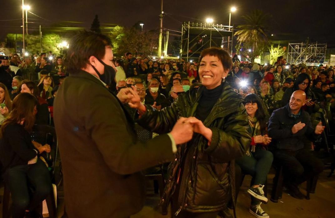 Mayra Mendoza y multitud de vecinos en festejos de Solano