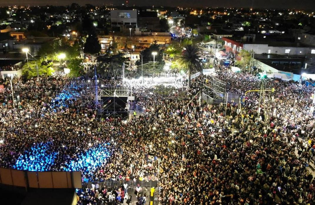 Mayra Mendoza y multitud de vecinos en festejos de Solano