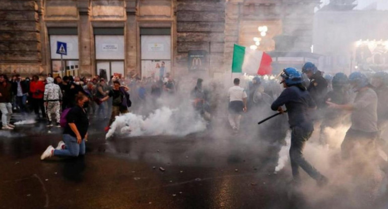 Manifestantes antivacunas Italia intentan atacar oficina de Draghi y sede sindicato, Reuters