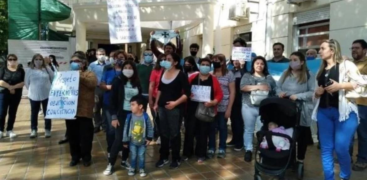 Protesta en una clínica de San Juan que sancionó a dos enfermeras por negarse a participar en un aborto. Foto: gentileza Diario Huarpe.