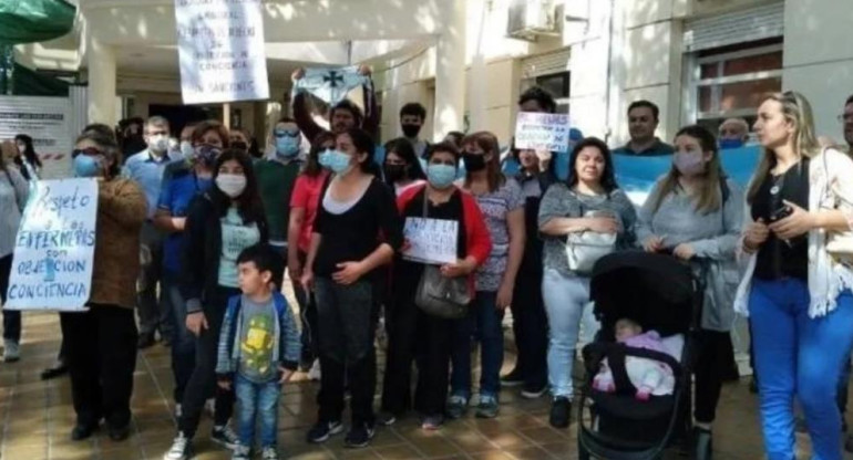 Protesta en una clínica de San Juan que sancionó a dos enfermeras por negarse a participar en un aborto. Foto: gentileza Diario Huarpe.