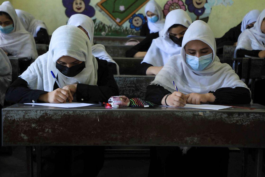 Mujeres afganas en las escuelas secundarias