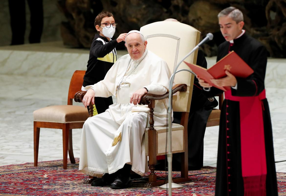 Curioso momento entre el Papa Francisco y un niño en el Vaticano, REUTERS