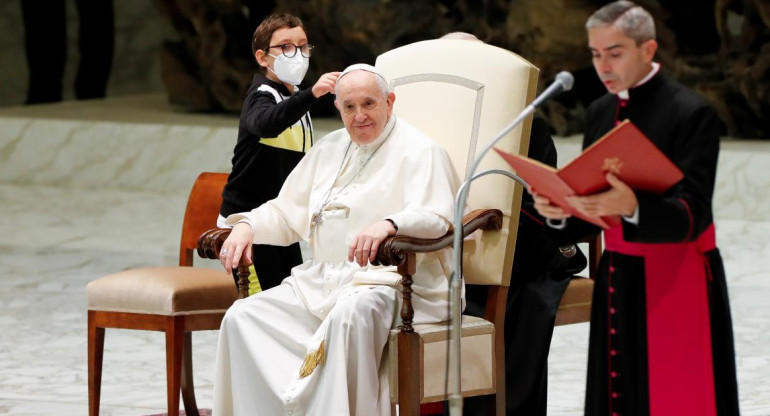 Curioso momento entre el Papa Francisco y un niño en el Vaticano, REUTERS