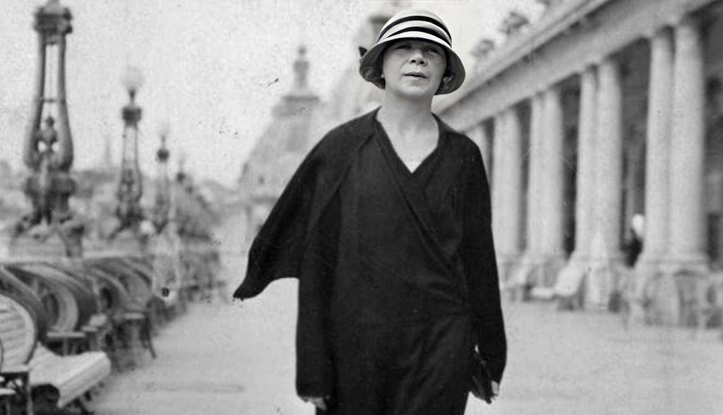 Alfonsina Storni en la rambla de Mar del Plata en 1924