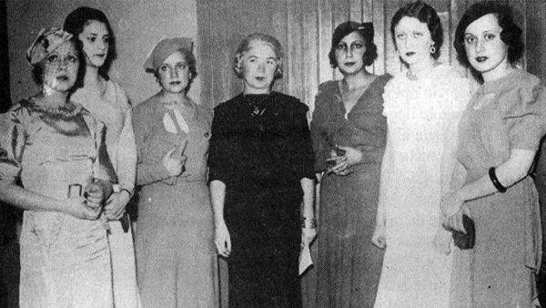Alfonsina Storni (en el centro, con vestido oscuro) junto a otras escritoras en las veladas de poesía feminista que ella organizó en el Café Tortoni en 1934