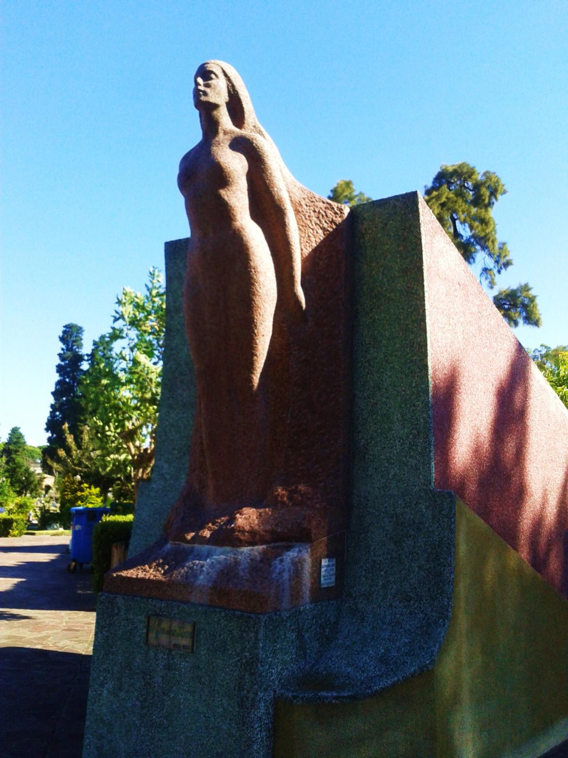 Tumba de Alfonsina Storni en el Cementerio de la Chacarita