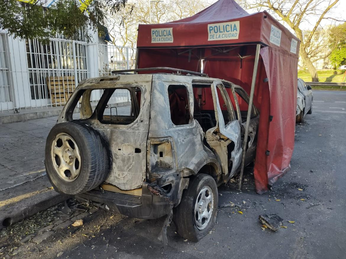 Auto calcinado en Liniers