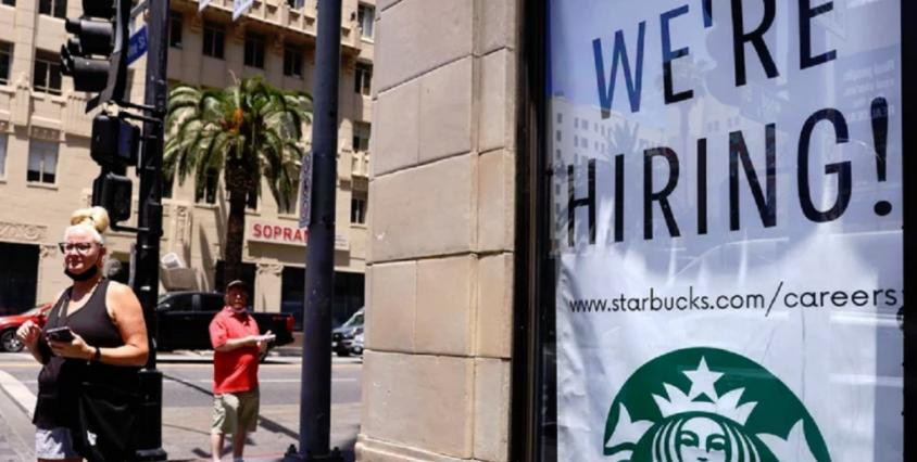 Un cartel de reclutamiento cuelga en Starbucks en Los Ángeles, NA