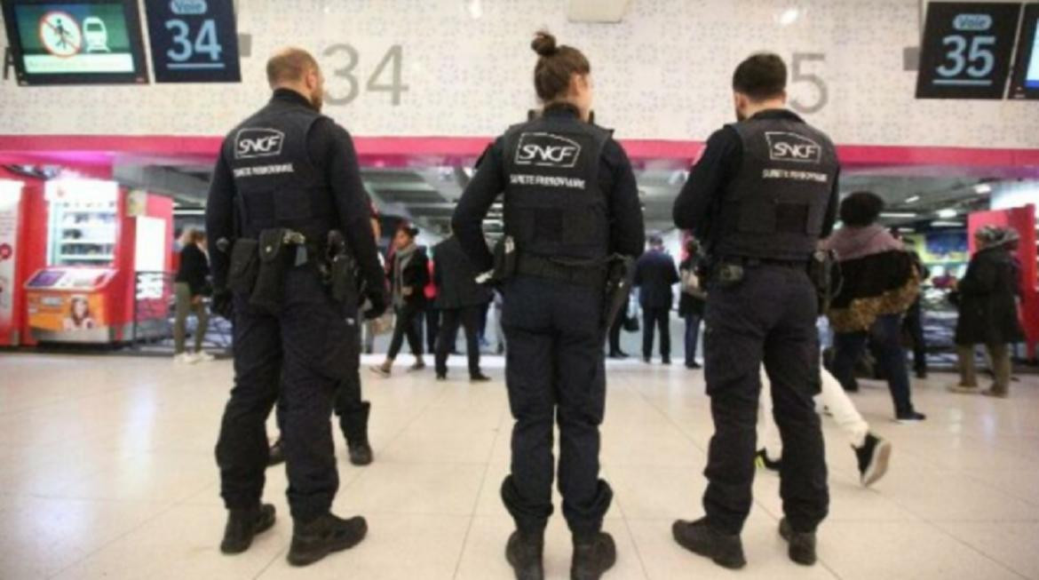 Al grito de “Alá es grande” un terrorista atacó a policías a cuchillazos en París