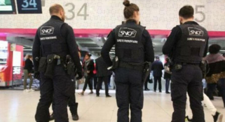 Al grito de “Alá es grande” un terrorista atacó a policías a cuchillazos en París