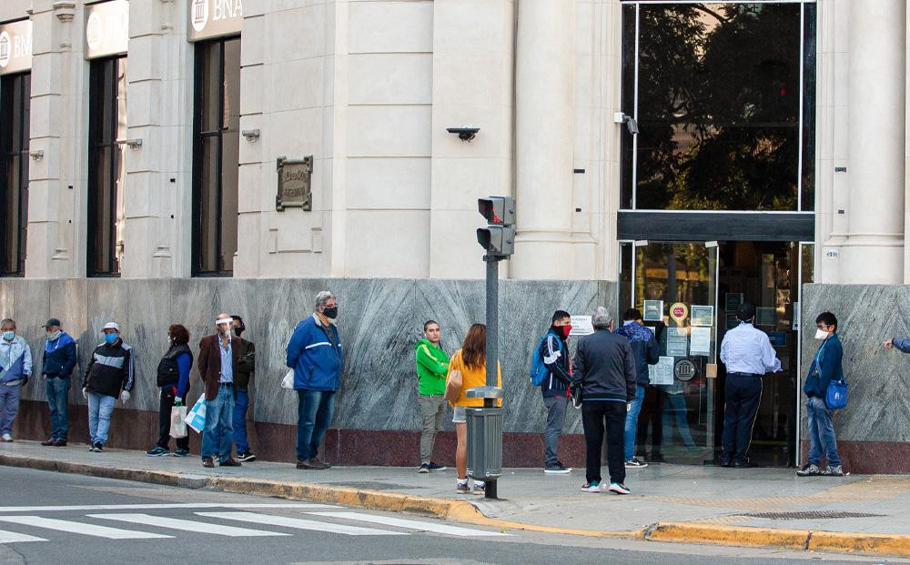 Banco, fila de clientes, atención bancaria, NA