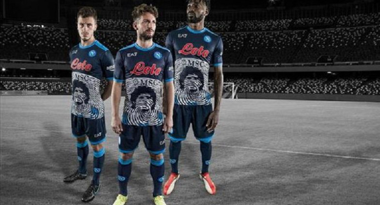 Camiseta del Napoli para recordar a Maradona. Twitter: Napoli