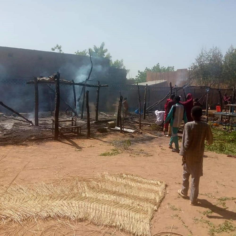 Mueren 22 niños calcinados en el incendio de su escuela en Níger. TWITTER