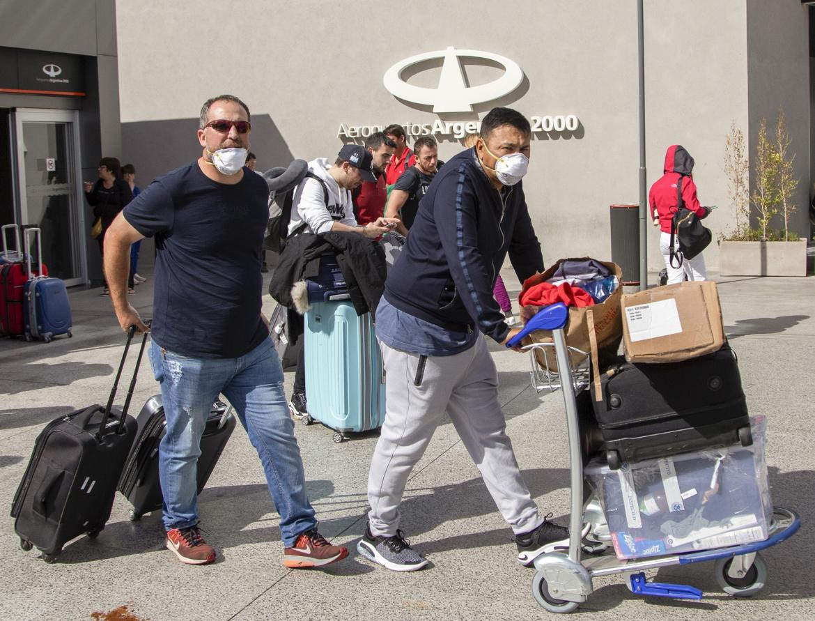 Turistas en el Aeropuerto de Ezeiza, NA.