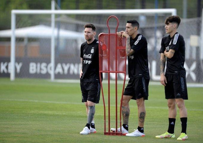 Lionel Messi, Ángel Di María y Matías Soulé en el entrenamiento de la Selección