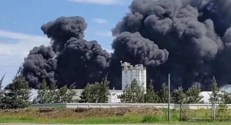 Voraz incendio en Rosario: el fuego consumió una fábrica de solventes y plásticos