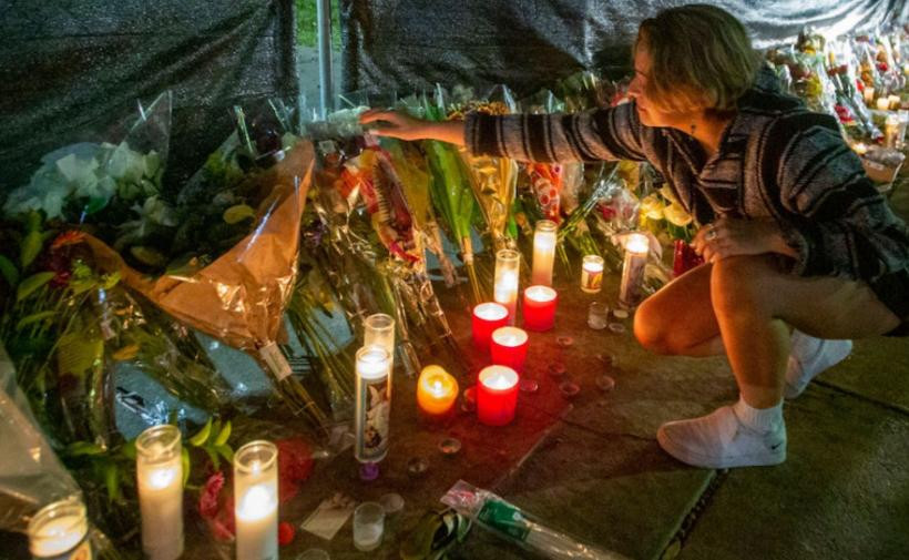 Flores dejadas en memora de las víctimas de la avalancha, foto NA