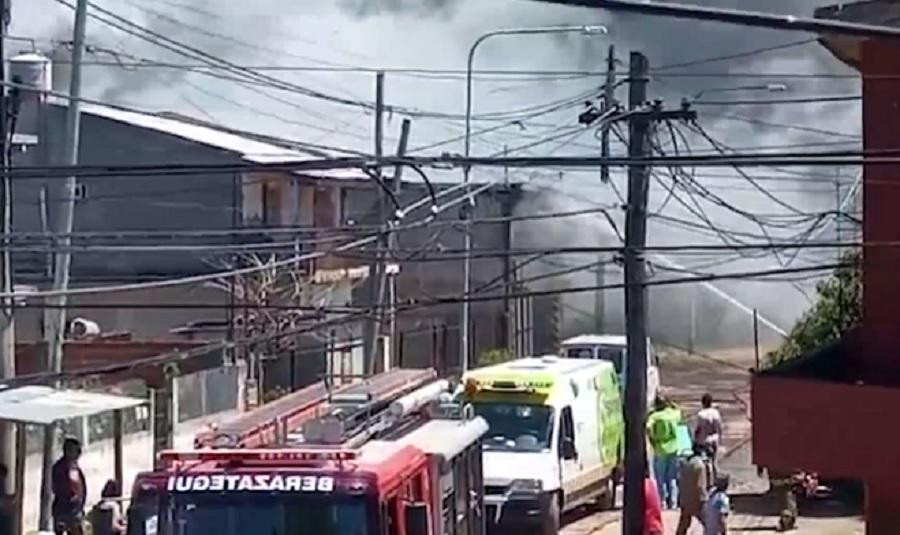 Voraz incendio en una fábrica de químicos de Berazategui	