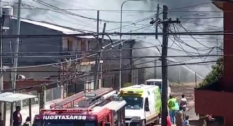 Voraz incendio en una fábrica de químicos de Berazategui	