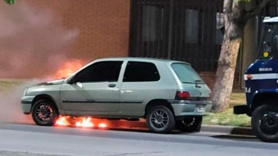 Auto prendido fuego