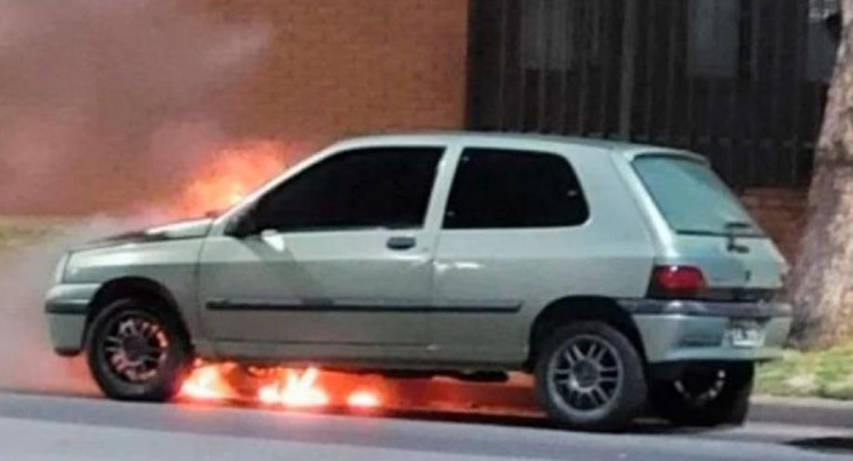 Auto prendido fuego