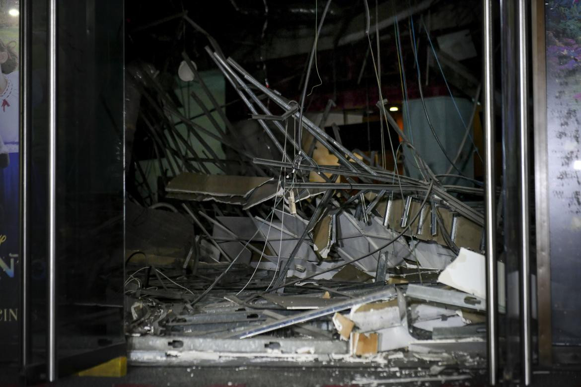 Se derrumbó el techo de la boletería del Cinemark de Palermo, NA