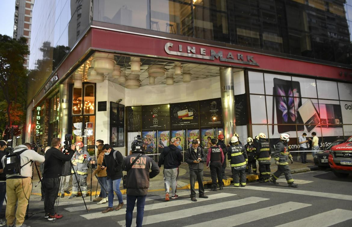 Se derrumbó el techo de la boletería del Cinemark de Palermo, NA