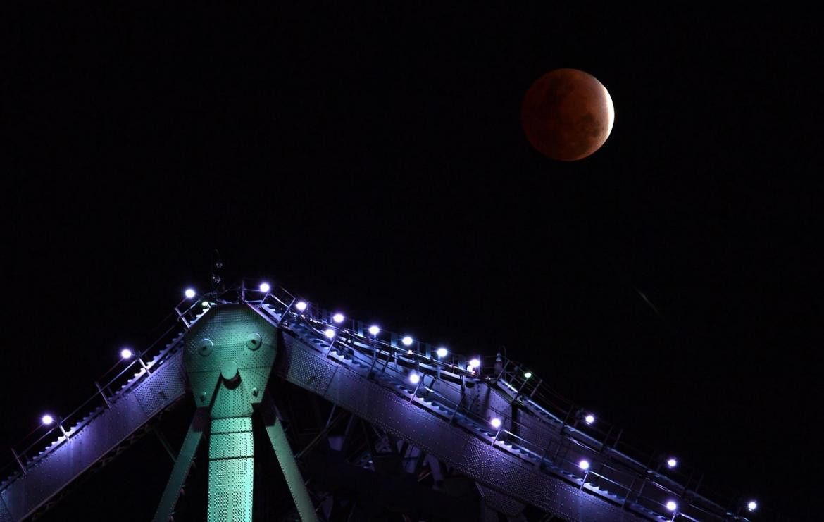 Lunar eclipse from Australia.  EFE.