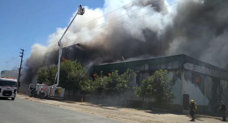 Voraz incendio en el frigorífico avícola más importante de Gualeguay	
