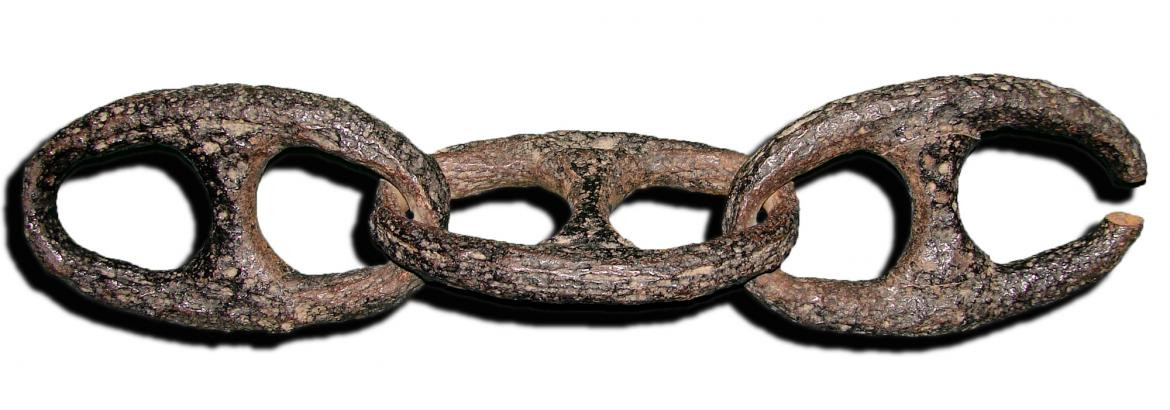 Eslabones originales de las cadenas colocadas entre ambos márgenes del Río Paraná