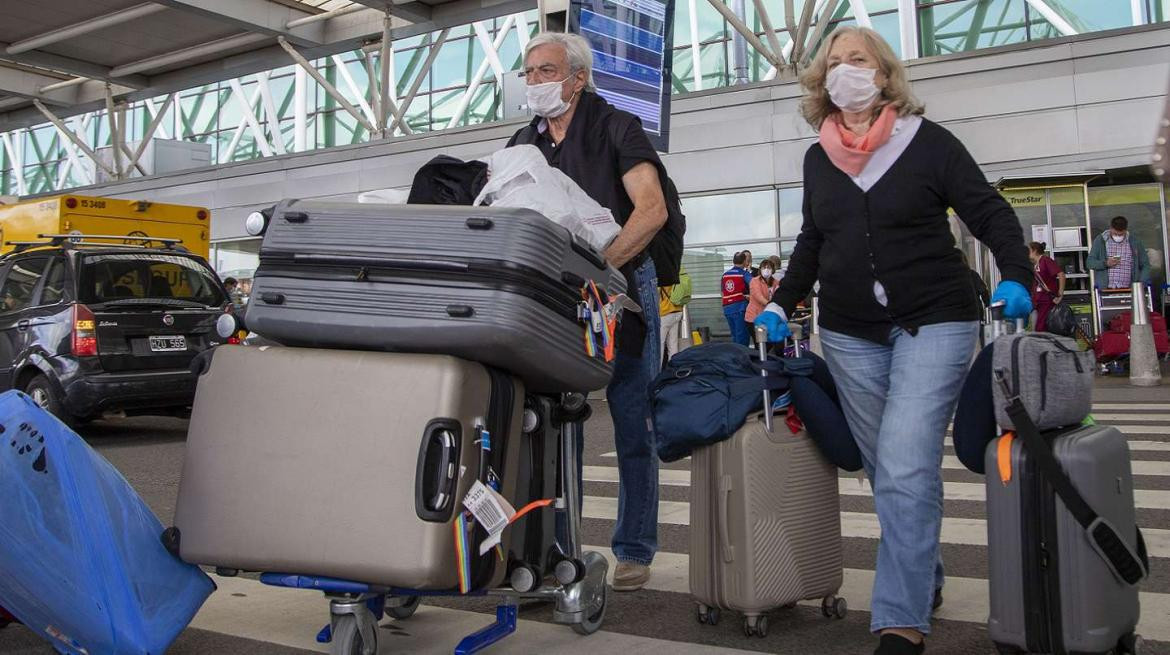 Adultos mayores con viajes en pandemia de coronavirus
