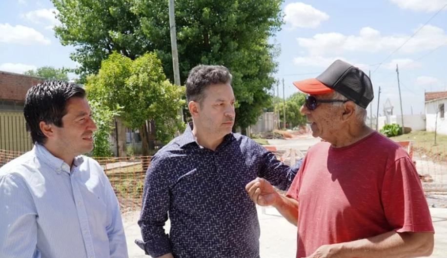 Gustavo Menéndez junto a Leonardo Nardini en la supervisión de obras en Merlo