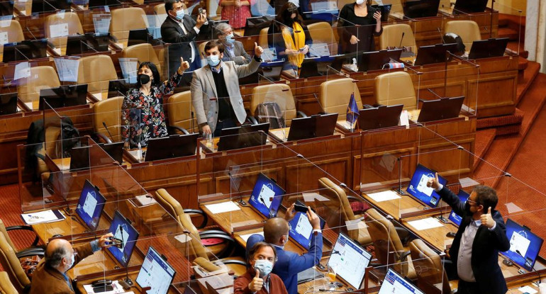 Senadores chilenos durante una votación en la cámara, Reuters