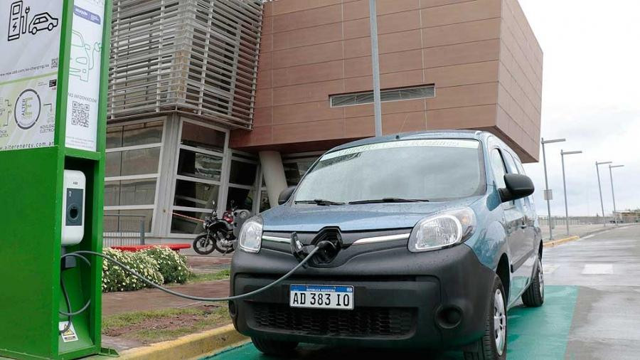 Instalarán estaciones de carga de autos eléctricos