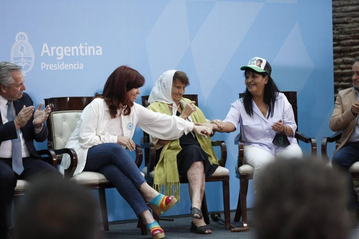 Alberto Fernández y Cristina entregaron los premios Azucena Villaflor 2021	