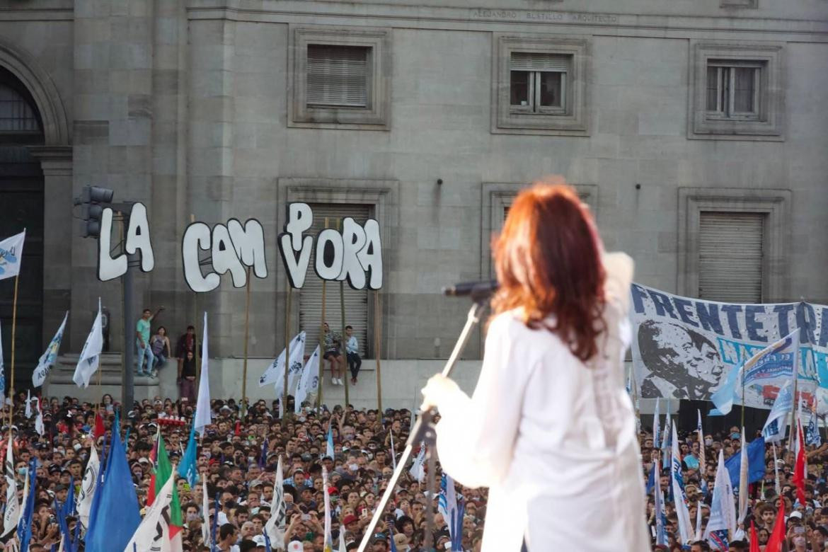 Cristina Fernández de Kirchner en el acto por del Dia de la Democracia y los Derechos Humanos en plaza de Mayo.	
