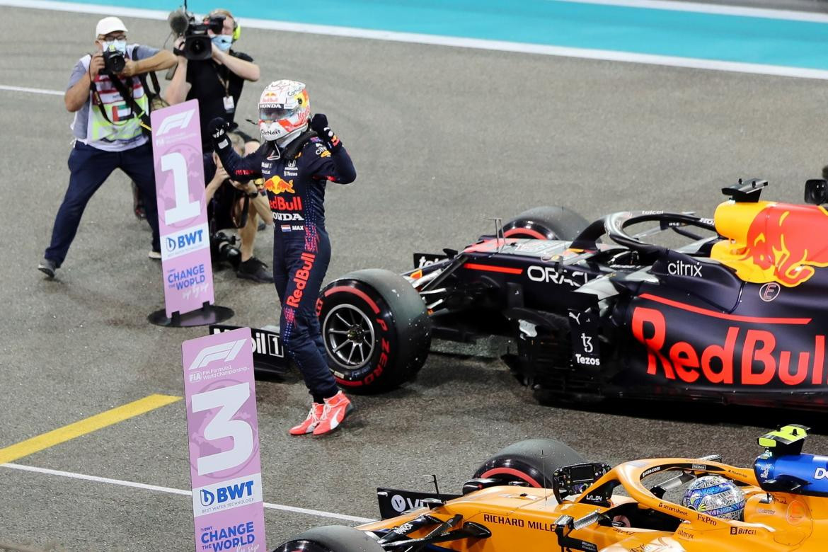 Festejo de Max Verstappen tras conseguir la pole en el Gran Premio de Abu Dhabi, AGENCIA EFE